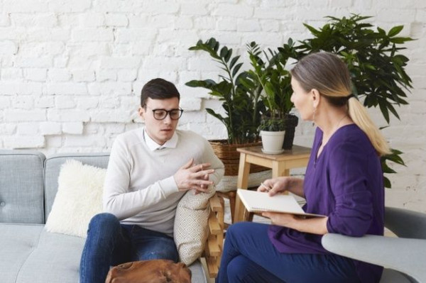 Sudah Curhat Masih Sesak? Kenali Bedanya Emotional Dumping dan Venting