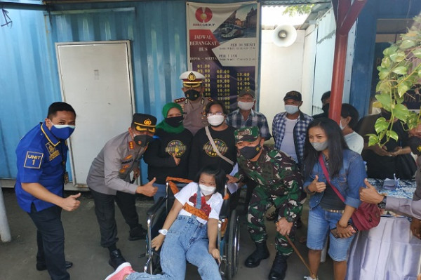 Ratusan Sopir Angkot Jadi Sasaran Polisi di Terminal Depok untuk Divaksin