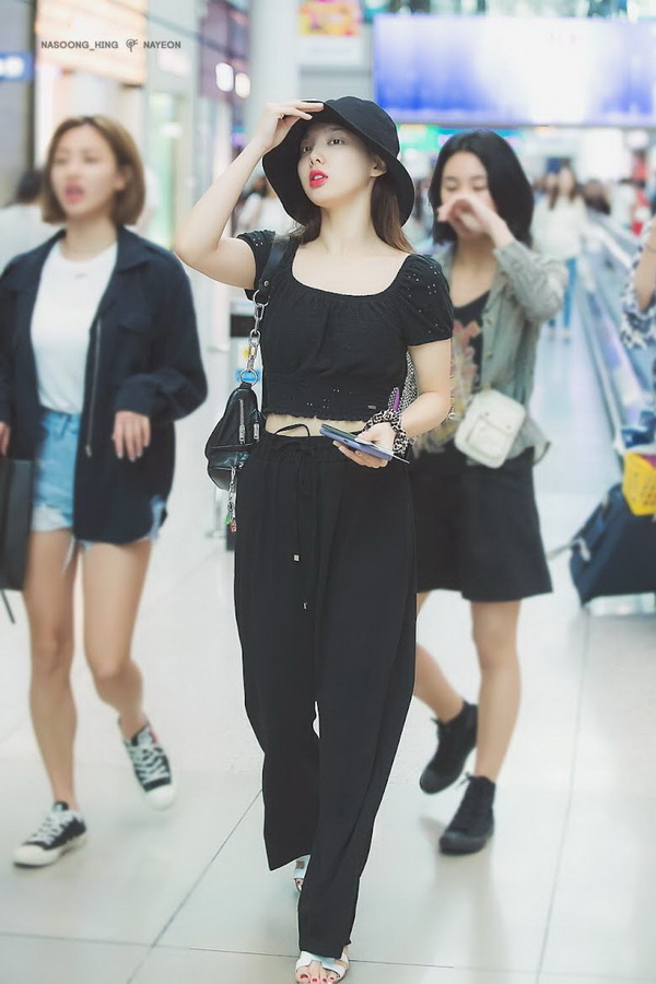 Sederet Airport Fashion Terestetis ala Nayeon TWICE
