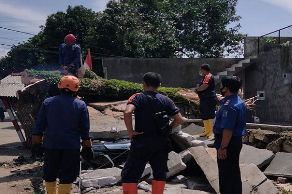 Penampakan Mobil Tertimpa Pohon Besar dan Dinding Bangunan di Sukmajaya Depok