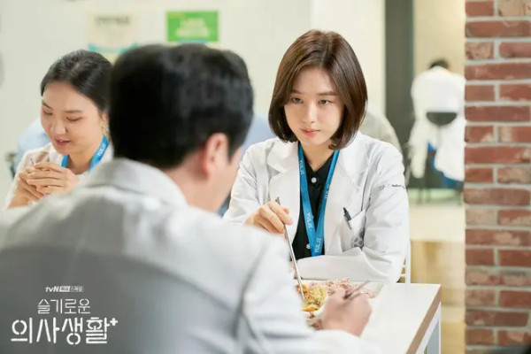 5 Nasihat Percintaan dari Drama 'Hospital Playlist'