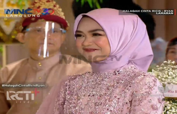 Ria Ricis Tampak Anggun dengan Balutan Gaun Pink Lilac saat Lamaran