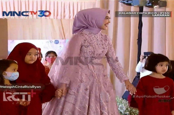 Ria Ricis Tampak Anggun dengan Balutan Gaun Pink Lilac saat Lamaran