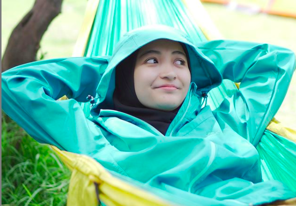 5 Gaya Hijab untuk Traveling, Ini Inspirasi OOTD ala Arafah Rianti hingga Bella Attamimi