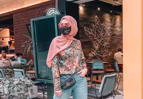 5 Gaya Hijab untuk Traveling, Ini Inspirasi OOTD ala Arafah Rianti hingga Bella Attamimi