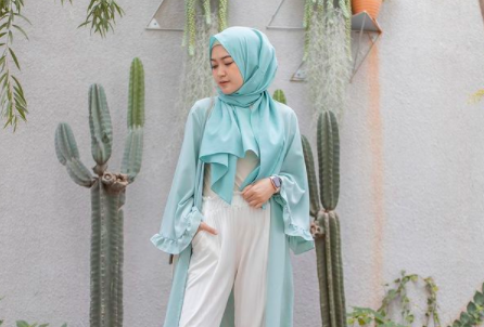 5 Gaya Hijab untuk Traveling, Ini Inspirasi OOTD ala Arafah Rianti hingga Bella Attamimi