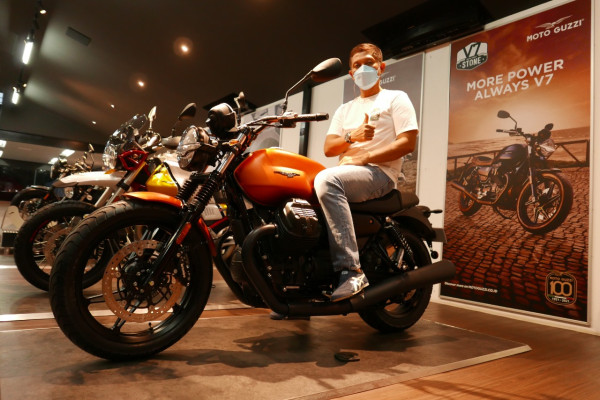 Vespa GAIA Moto Serahkan Unit Pertama Moto Guzzi New V7 Stone di Indonesia