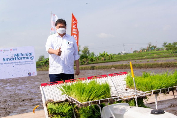 Menyatu dengan Rakyat, Ini Potret Menko Airlangga Temui Petani hingga Celana Penuh Lumpur