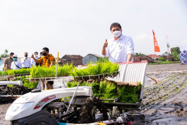 Menyatu dengan Rakyat, Ini Potret Menko Airlangga Temui Petani hingga Celana Penuh Lumpur
