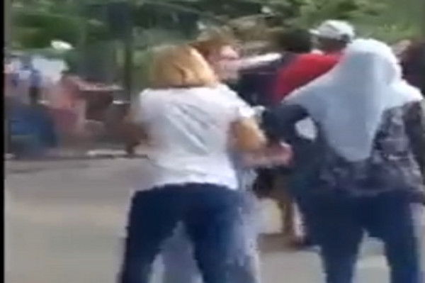 Uang Arisan Tak Diserahkan, Ibu-ibu Cantik Terlibat Tawuran di Jalan