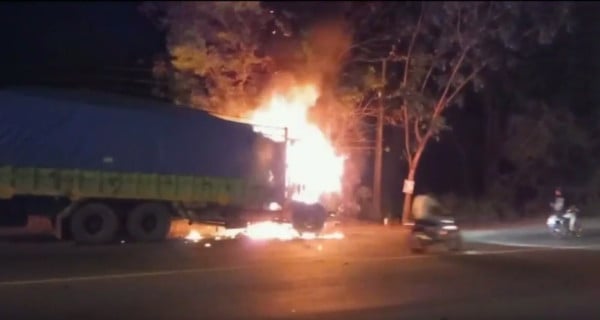 Geger, Truk Tronton Bermuatan Gandum Terbakar di Jalur Pantura