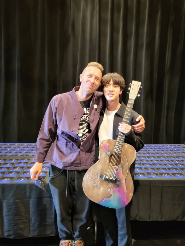Chris Martin Berikan Hadiah Gitar untuk Jin BTS, Ada Tulisan Worldwide Handsome