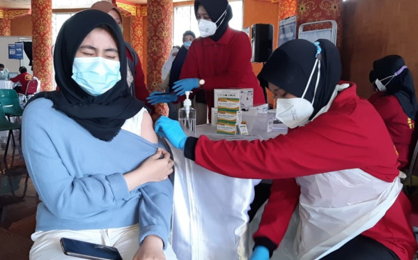 Meski Takut Jarum Suntik, Wanita Ini Rela Antre Vaksinasi agar Bisa ke Mana-mana