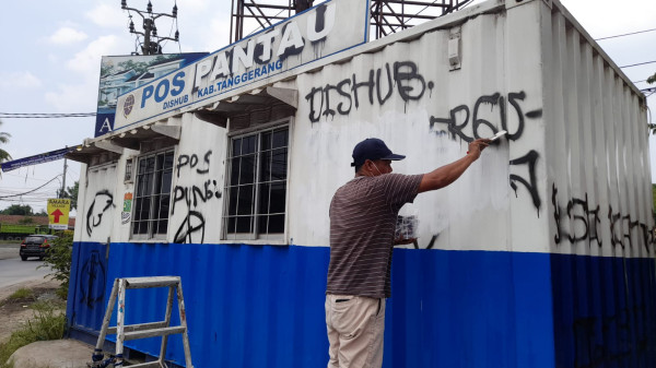 Tronton Tabrak Rumah Warga Diduga Pemicu Aksi Blokade Jalan di Legok Tangerang