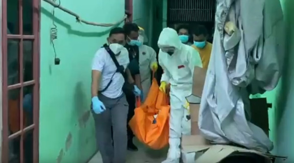 Tangis Sang Istri Pecah Mendapati Suami Tewas Bersimbah Darah di Rumahnya