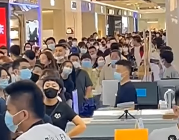 Viral Ratusan Orang Mengantre demi Beli iPhone 13 di China