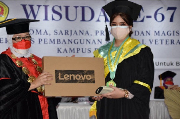 Kisah Haru Orang Tua Gantikan Sang Anak yang Sudah Meninggal untuk Wisuda