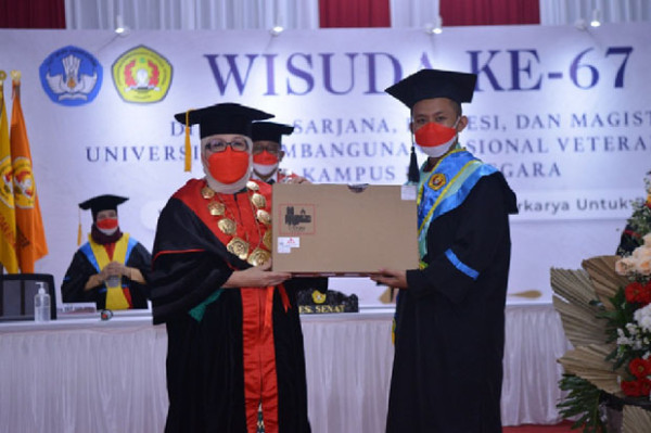 Kisah Haru Orang Tua Gantikan Sang Anak yang Sudah Meninggal untuk Wisuda