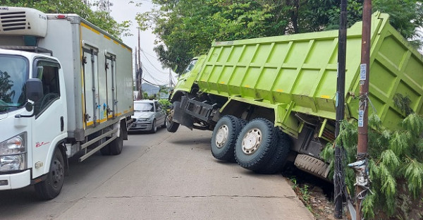 Truk Pengangkut Kerikil Tergelincir di Jalan Puspiptek Tangsel, Arus Kendaraan Tersendat