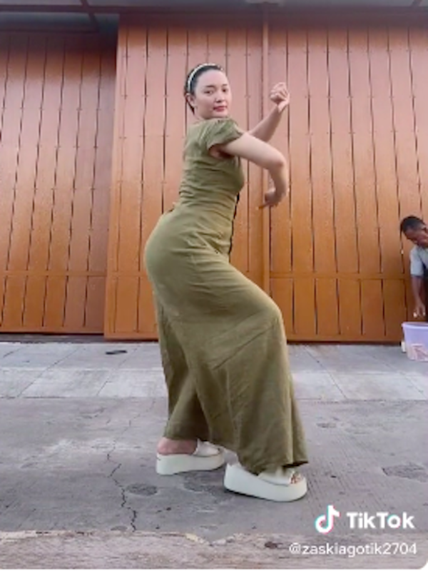 Joget Jaipong Pakai Dress, Bodi Zaskia Gotik Jadi Sorotan