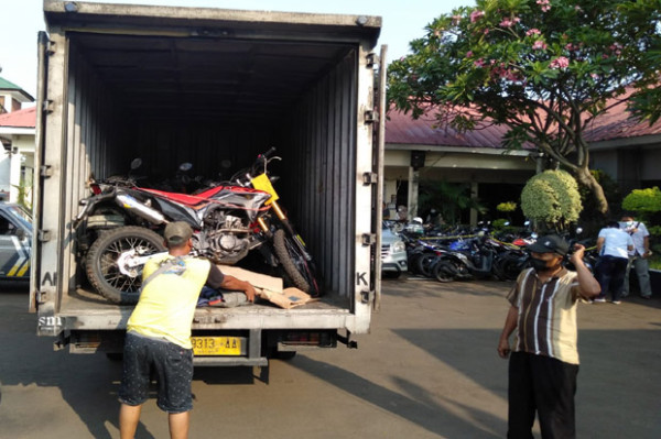 Polrestro Bekasi Kota Bongkar Tempat Penyimpanan Puluhan Motor Hasil Curian di Rawalumbu