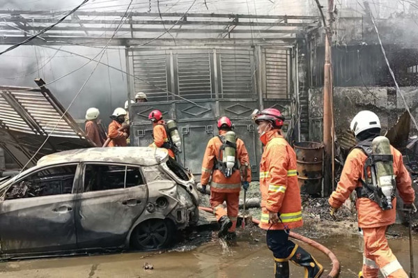 Warga Dengar Ledakan Hebat saat Kebakaran Rumah di Teluk Gong