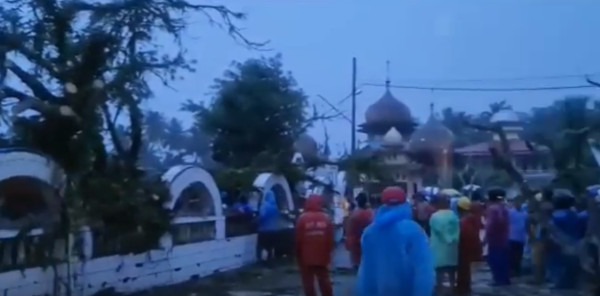 Geger, Pohon Tumbang Timpa 10 Warung di Padang Pariaman, 1 Tewas 3 Luka Berat