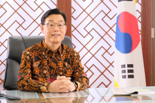 Anak Muda Ini Kreasikan Batik khas Nusantara dengan 8 Ikon Negara Sahabat