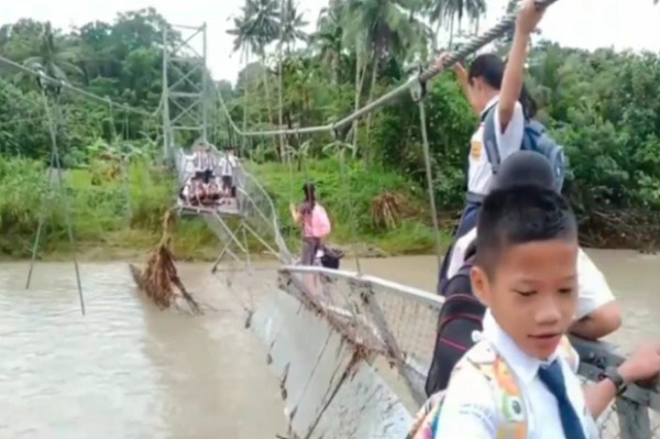 Bertaruh Nyawa! Siswa di Nias Utara Bergelantungan di Atas Jembatan Gantung Ambruk