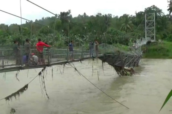 Bertaruh Nyawa! Siswa di Nias Utara Bergelantungan di Atas Jembatan Gantung Ambruk