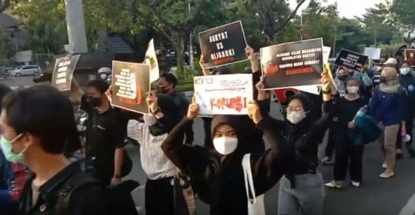 Demo Tolak Pelemahan KPK di Semarang Ricuh, 7 Mahasiswa Ditangkap
