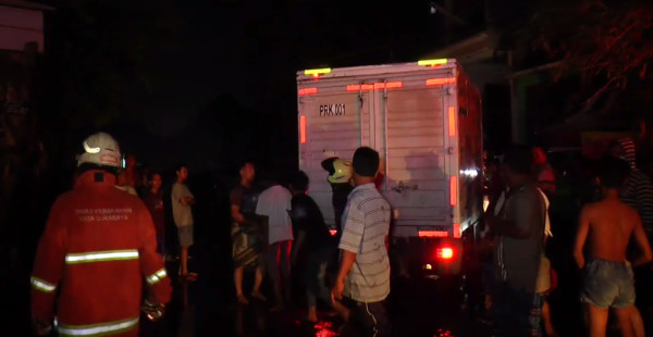 Gudang Kayu dan Sembako di Surabaya Ludes Dilalap Api, 1 Truk Nyaris Terbakar