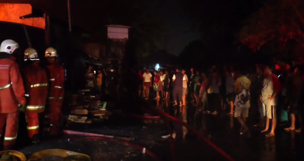 Gudang Kayu dan Sembako di Surabaya Ludes Dilalap Api, 1 Truk Nyaris Terbakar