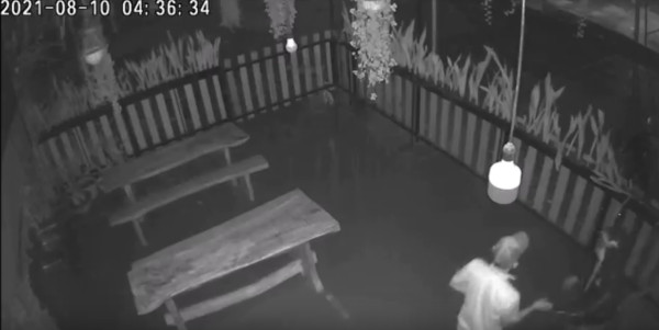 Aksinya Mencuri Terekam CCTV, Pria Ini Ditangkap Sembunyi di Plafon Rumah