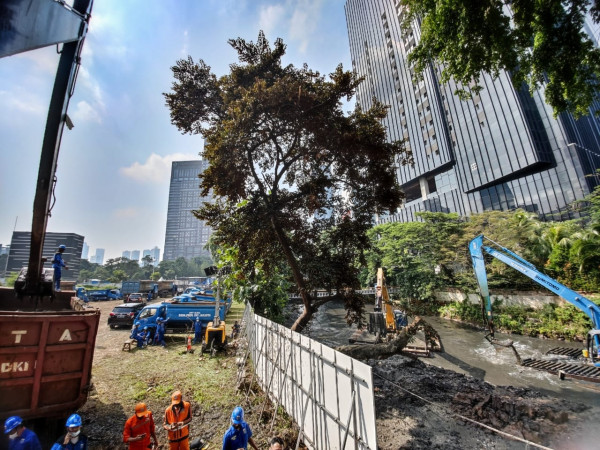 Kenakan Batik, Anies Tinjau Gerebek Lumpur di Kali Krukut