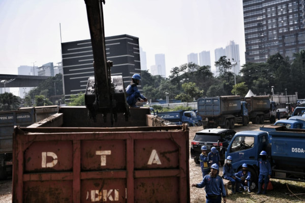 Kenakan Batik, Anies Tinjau Gerebek Lumpur di Kali Krukut