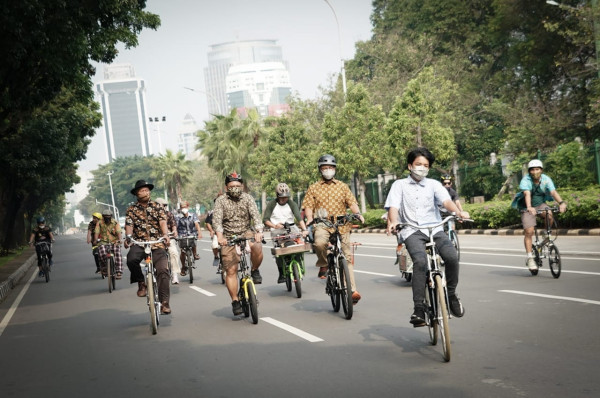 Posting Berbatik Bersepeda Bergembira, Warganet: Malas Ah, Pak Anies Pembohong?