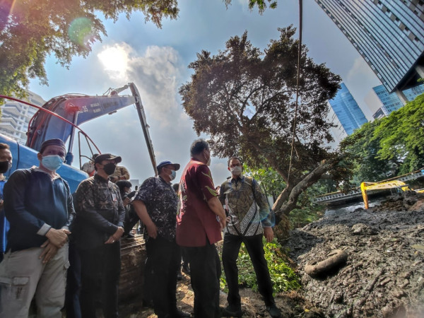 Kenakan Batik, Anies Tinjau Gerebek Lumpur di Kali Krukut