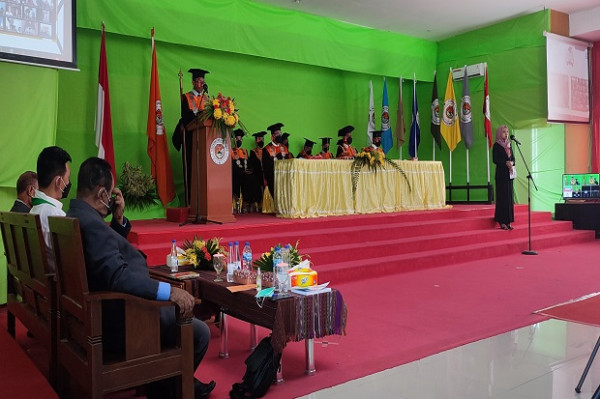 Tangis Yanto Pecah di Atas Pohon, Kenakan Toga Ikut Wisuda Daring di Tengah Sulitnya Internet