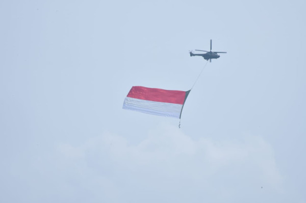 18 Pesawat Tempur dan 8 Helikopter TNI Terbang Melintas di Istana Merdeka