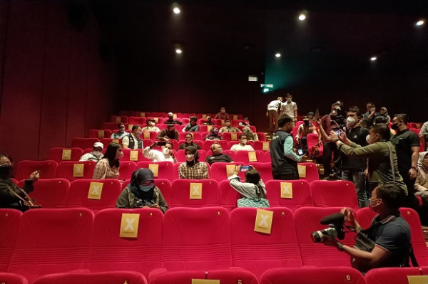 Tinjau Pembukaan Bioskop di PGC, Sandi dan Ariza Nonton Film James Bond 007