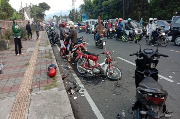 BMW Tabrak 4 Motor di Jalur Puncak, Kondisinya Cukup Mengerikan