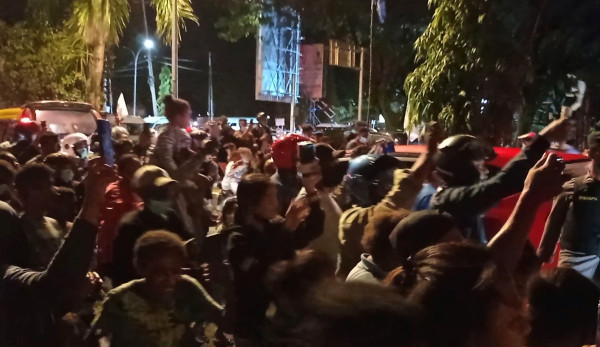 Sambut Jokowi, Warga Sorong Nekat Terobos Barikade Keamanan Kejar Mobil Presiden
