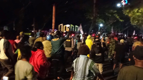 Sambut Jokowi, Warga Sorong Nekat Terobos Barikade Keamanan Kejar Mobil Presiden