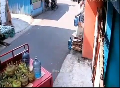 Viral Pikap Roda 3 Pengantar Galon Masuk Drainase di Cipayung, Motor Ojol Bikin Gagal Fokus