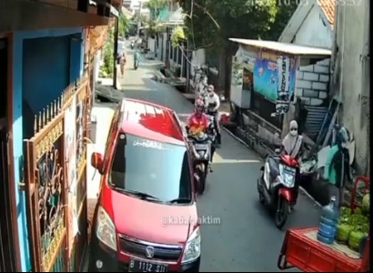 Viral Pikap Roda 3 Pengantar Galon Masuk Drainase di Cipayung, Motor Ojol Bikin Gagal Fokus