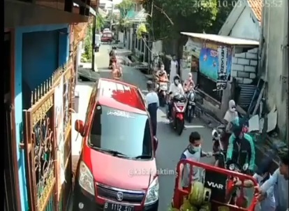 Viral Pikap Roda 3 Pengantar Galon Masuk Drainase di Cipayung, Motor Ojol Bikin Gagal Fokus