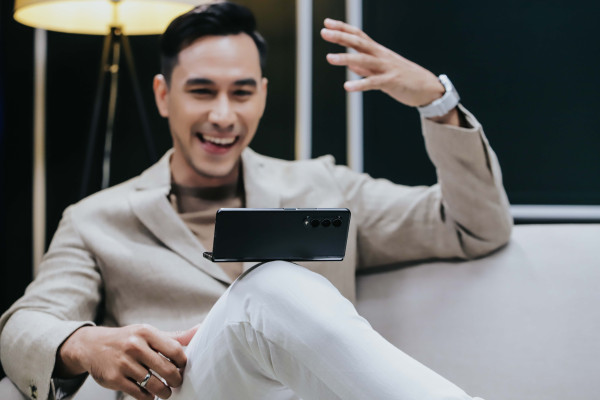 Darius Sinathrya Sebut Galaxy Z Fold3 Seperti Menggenggam Laptop