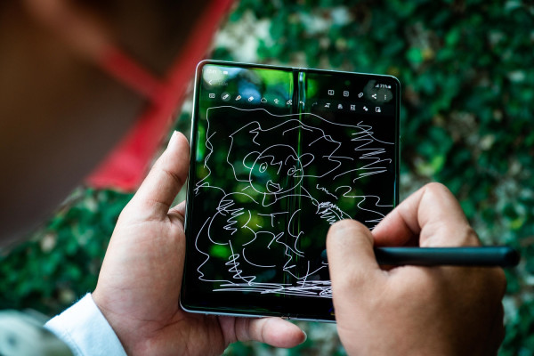Beli Ponsel Lipat Seharga Rp25 Juta, Bisa Ngapain Aja Sih?