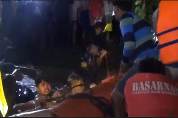 3 Kecamatan di Luwu Diterjang Banjir, Tim Penyelamat Evakuasi 1 Keluarga Dari Atas Pohon